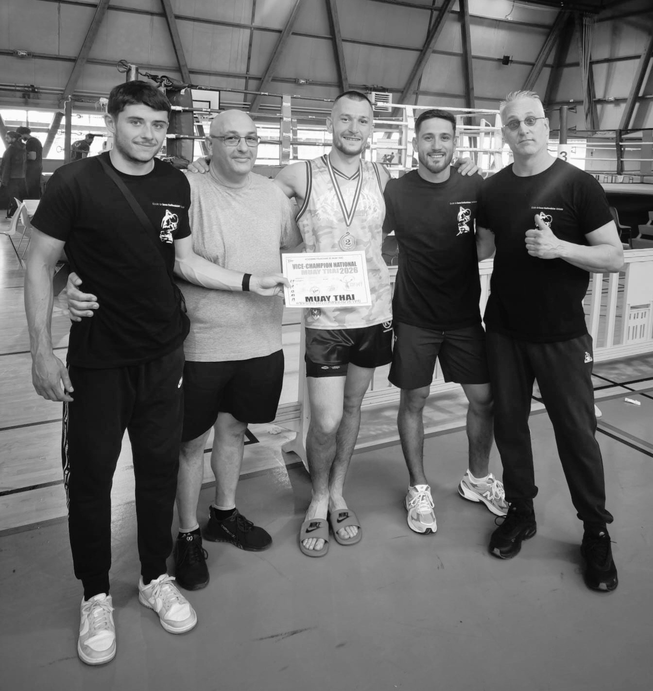 William, médaille et diplôme de vice-champion, entouré du groupe aux championnats de France de muay thaï AFMT 2026