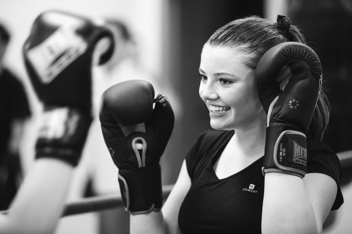 Le sourire, même les gants aux poings